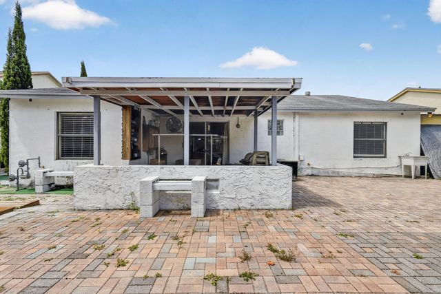 5639 Ithaca Circle E, Lake Worth, FL 33463