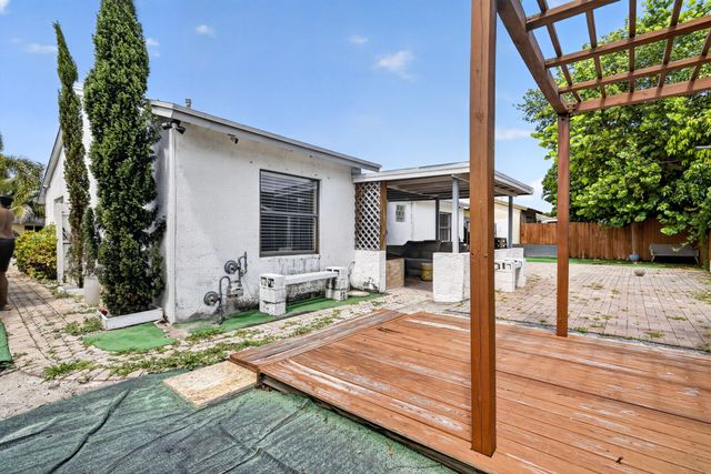 5639 Ithaca Circle E, Lake Worth, FL 33463