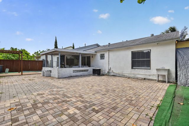5639 Ithaca Circle E, Lake Worth, FL 33463