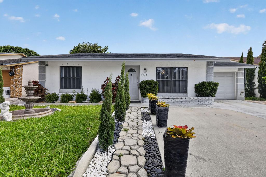 5639 Ithaca Circle E, Lake Worth, FL 33463