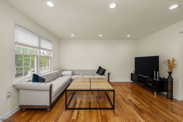 47 Harvey Ct, Clark Twp., NJ 07066