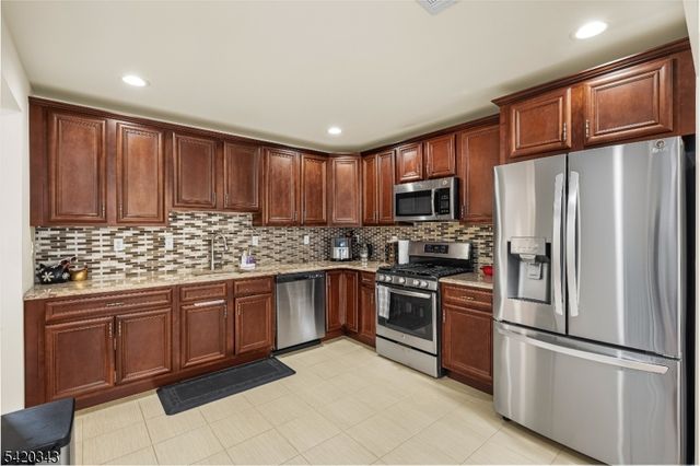 47 Harvey Ct, Clark Twp., NJ 07066