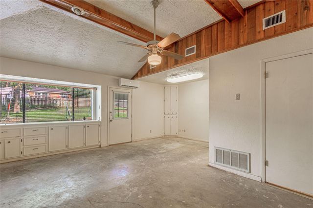 2001 Avenue Q, Huntsville, TX 77340