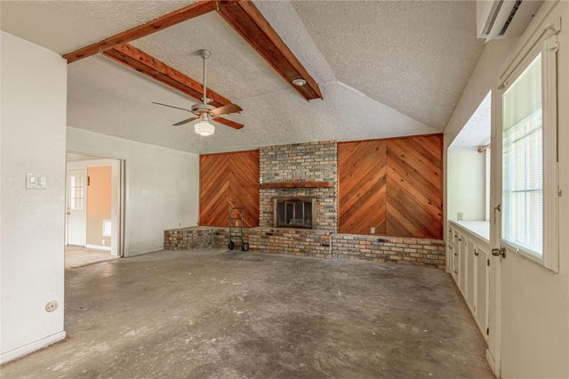 2001 Avenue Q, Huntsville, TX 77340