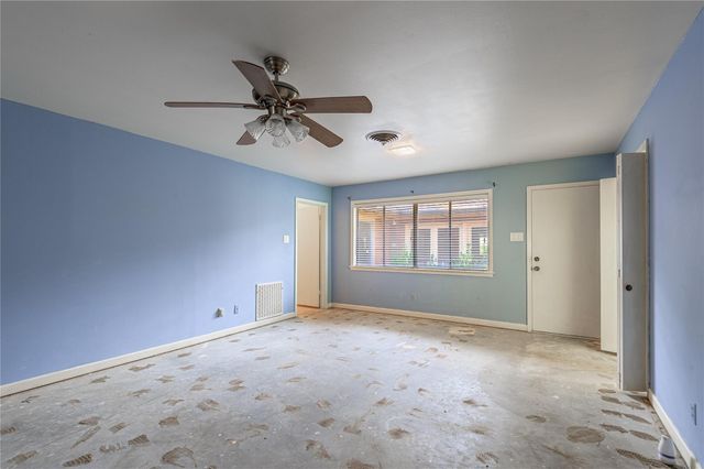 2001 Avenue Q, Huntsville, TX 77340