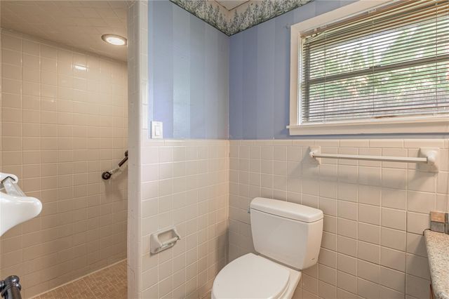 2001 Avenue Q, Huntsville, TX 77340