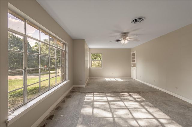 2001 Avenue Q, Huntsville, TX 77340