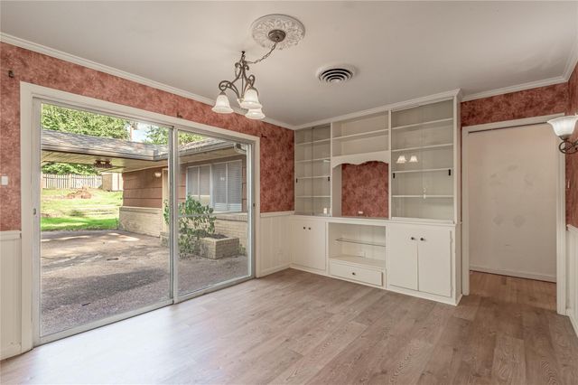 2001 Avenue Q, Huntsville, TX 77340