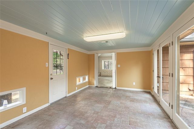 2001 Avenue Q, Huntsville, TX 77340