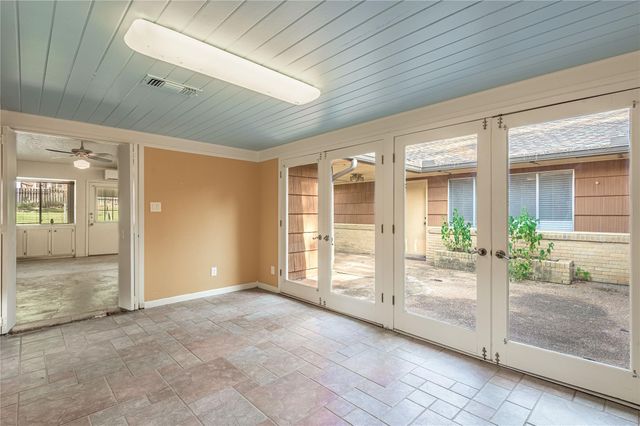 2001 Avenue Q, Huntsville, TX 77340