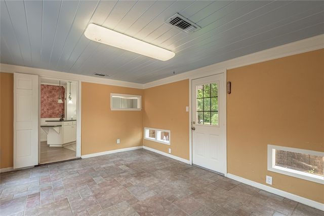 2001 Avenue Q, Huntsville, TX 77340