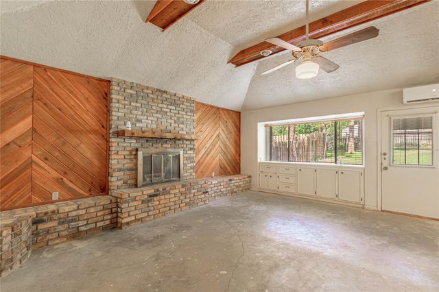 2001 Avenue Q, Huntsville, TX 77340