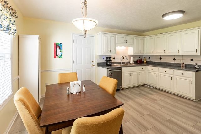 1004 Deann Ct, Cottontown, TN 37048