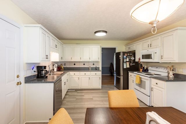 1004 Deann Ct, Cottontown, TN 37048