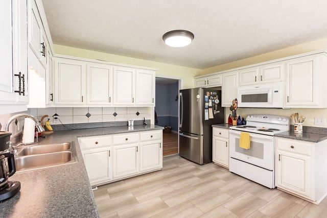 1004 Deann Ct, Cottontown, TN 37048