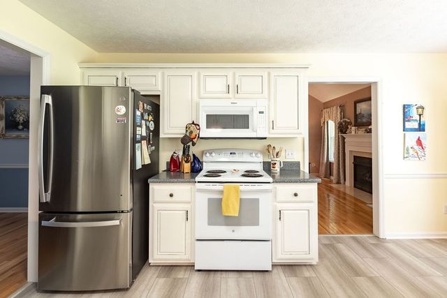 1004 Deann Ct, Cottontown, TN 37048