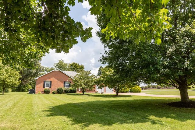 1004 Deann Ct, Cottontown, TN 37048