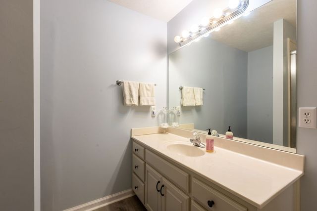 1004 Deann Ct, Cottontown, TN 37048