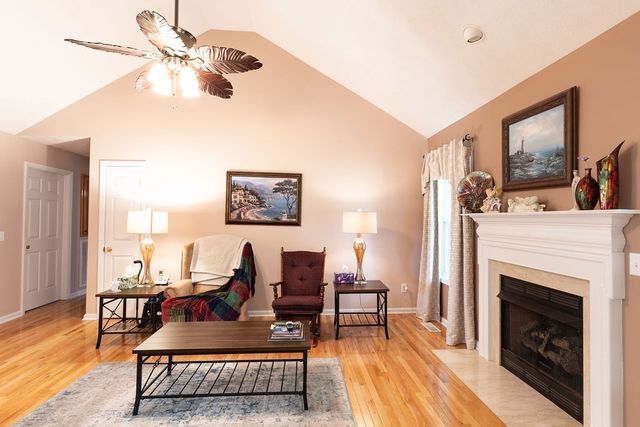 1004 Deann Ct, Cottontown, TN 37048