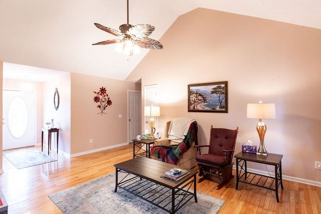 1004 Deann Ct, Cottontown, TN 37048