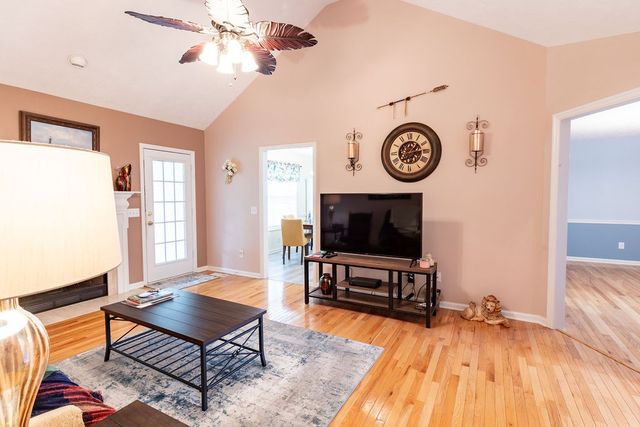 1004 Deann Ct, Cottontown, TN 37048