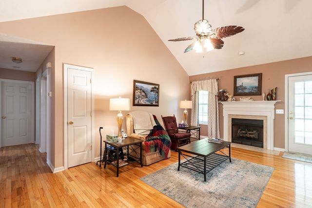 1004 Deann Ct, Cottontown, TN 37048