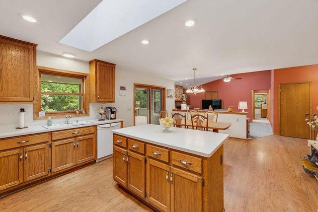 W276S4440 Elk Valley COURT, Waukesha, WI 53189