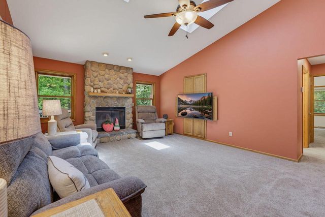 W276S4440 Elk Valley COURT, Waukesha, WI 53189