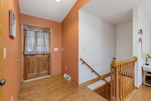 W276S4440 Elk Valley COURT, Waukesha, WI 53189