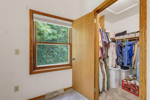 W276S4440 Elk Valley COURT, Waukesha, WI 53189
