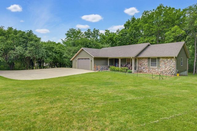 W276S4440 Elk Valley COURT, Waukesha, WI 53189