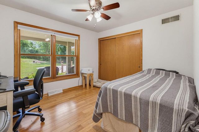 W276S4440 Elk Valley COURT, Waukesha, WI 53189
