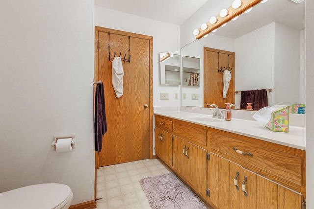W276S4440 Elk Valley COURT, Waukesha, WI 53189