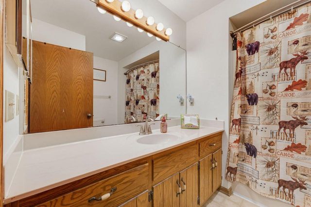 W276S4440 Elk Valley COURT, Waukesha, WI 53189