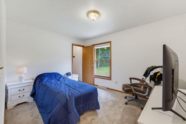 W276S4440 Elk Valley COURT, Waukesha, WI 53189