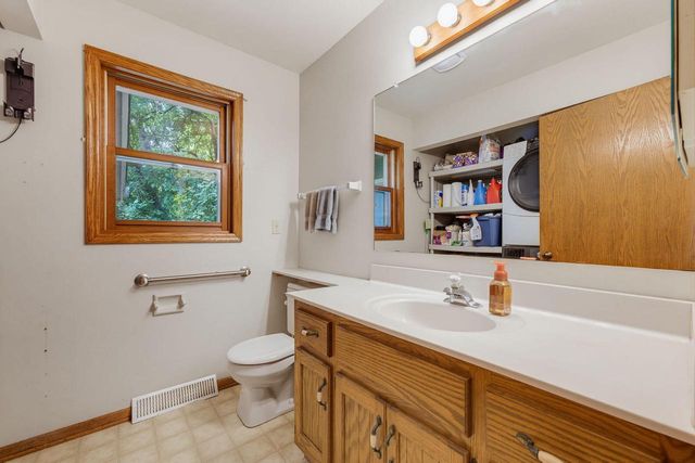 W276S4440 Elk Valley COURT, Waukesha, WI 53189