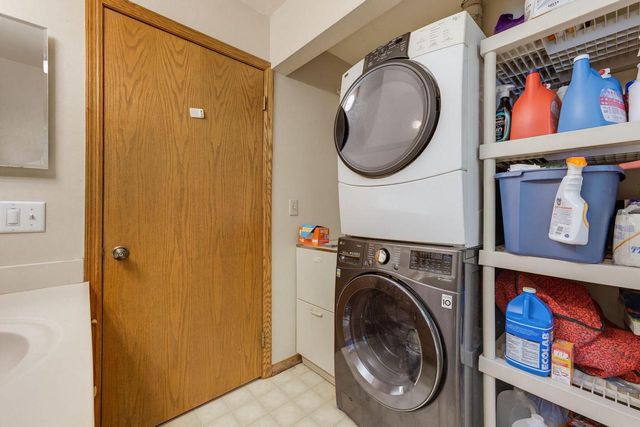 W276S4440 Elk Valley COURT, Waukesha, WI 53189