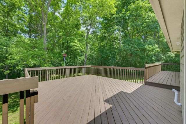 W276S4440 Elk Valley COURT, Waukesha, WI 53189