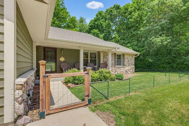 W276S4440 Elk Valley COURT, Waukesha, WI 53189