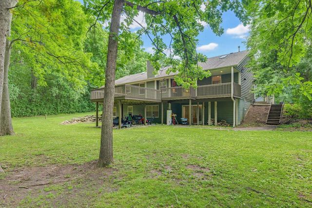 W276S4440 Elk Valley COURT, Waukesha, WI 53189