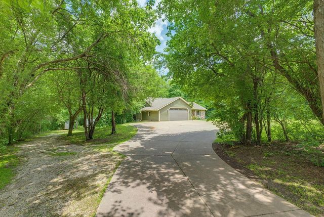 W276S4440 Elk Valley COURT, Waukesha, WI 53189