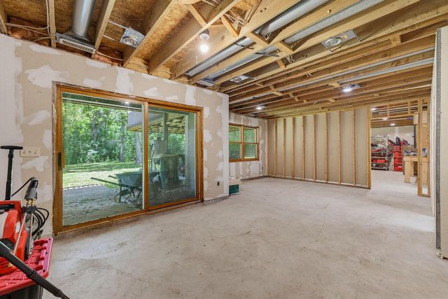 W276S4440 Elk Valley COURT, Waukesha, WI 53189