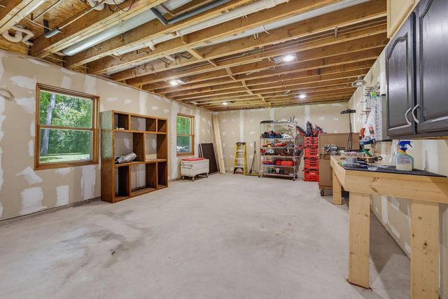 W276S4440 Elk Valley COURT, Waukesha, WI 53189