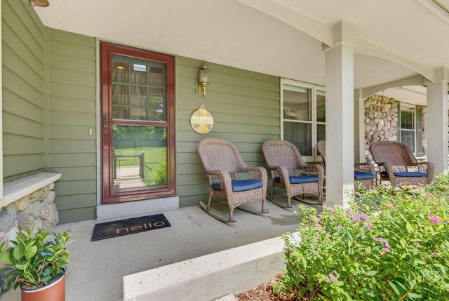 W276S4440 Elk Valley COURT, Waukesha, WI 53189