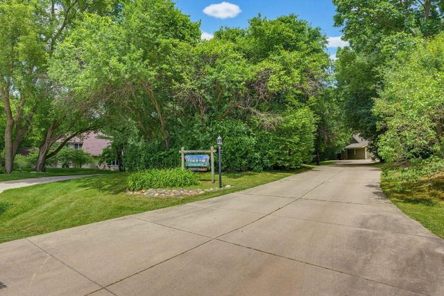 W276S4440 Elk Valley COURT, Waukesha, WI 53189