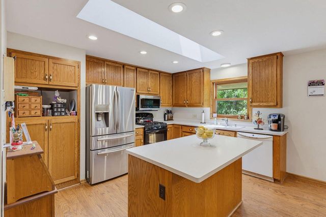 W276S4440 Elk Valley COURT, Waukesha, WI 53189