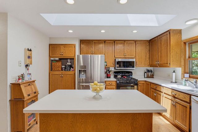 W276S4440 Elk Valley COURT, Waukesha, WI 53189