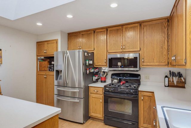 W276S4440 Elk Valley COURT, Waukesha, WI 53189