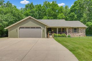 W276S4440 Elk Valley COURT, Waukesha, WI 53189