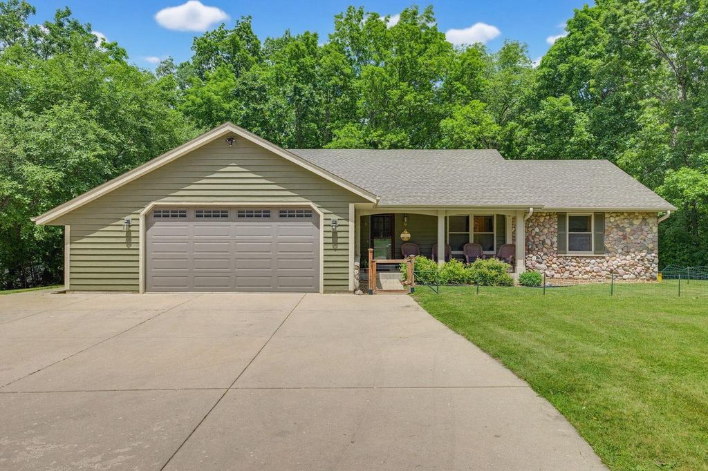 W276S4440 Elk Valley COURT, Waukesha, WI 53189